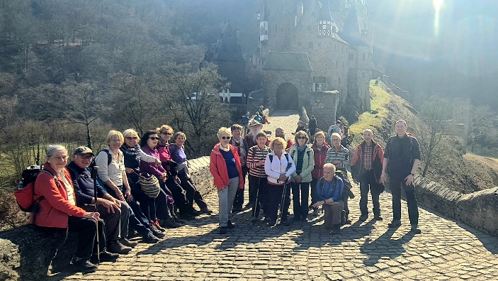 Wandergruppe vor Burg Eltz